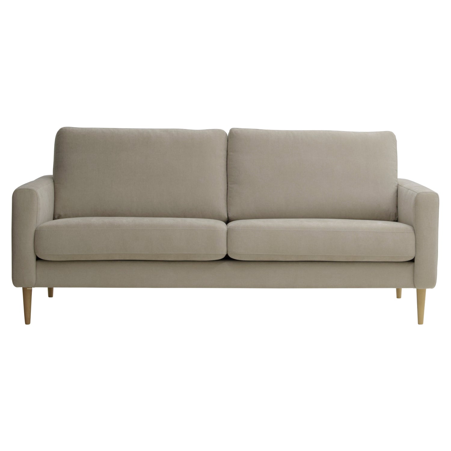 Kolmen istuttava Mila-sohva hiekanvärisellä Feel 05 -kankaalla ja luonnonvärisillä pyöreäkartion mallisilla jaloilla.