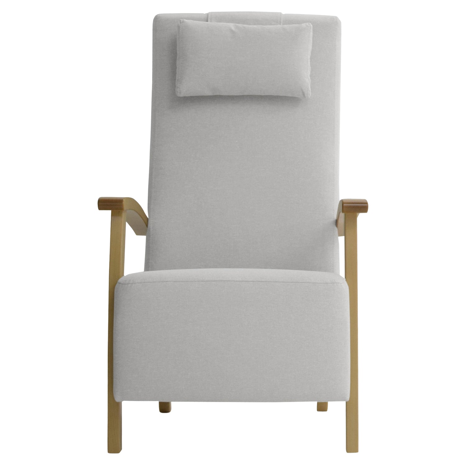 Mila Plus-nojatuoli hiekanvärisellä Coria 02 -kankaalla ja luonnonvärisillä puuosilla.