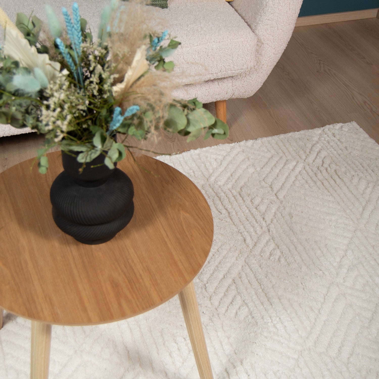 Kuvassa on valkoinen Modena-nukkamatto kuvattuna sohvapöydän alla.