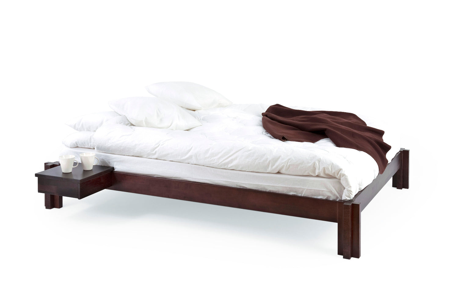 Kuvassa on Mori-yöpöytä, wenge. Yöpöytä sopii helposti kiinnitettäväksi kaikkiin Kiteen Huonekalutehtaan sänkymalleihin. Kuvan Mori-sänky, patja ja petivaatteet myydään erikseen.