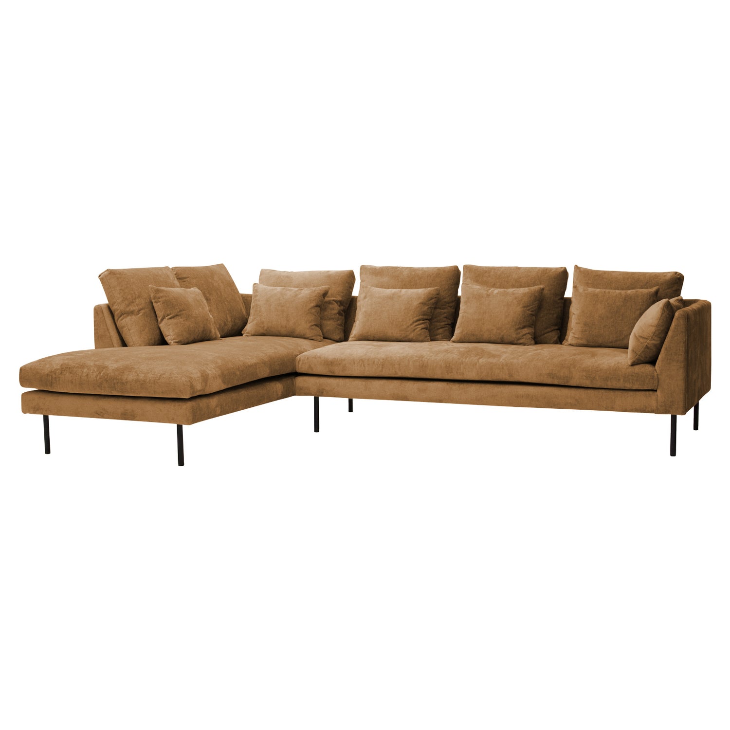 Naava-kulmadivaanisohva vasemmanpuoleisella divaanilla. Sohvakokoonpano on plyysiverhoiltu okranvärisellä Fiesta 56 -kankaalla. Mattamustat tolppajalat ovat 21 cm korkeat.