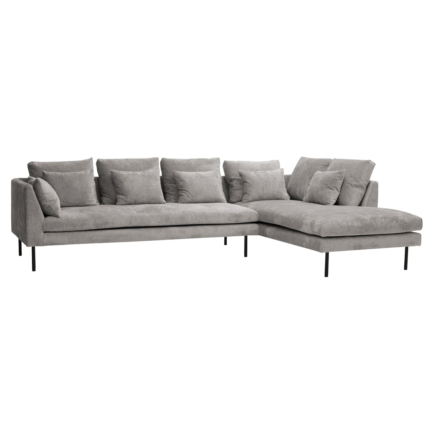 Naava-kulmadivaanisohva oikeanpuoleisella divaanilla. Sohvakokoonpano on plyysiverhoiltu harmaalla Fiesta 82 -kankaalla. Mattamustat tolppajalat ovat 21 cm korkeat.