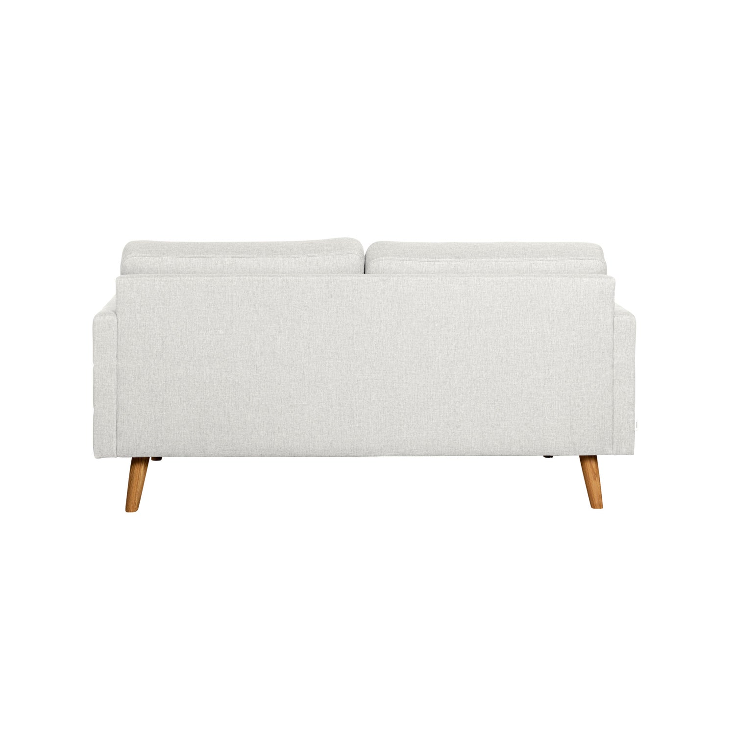 Nauvo 2-istuttava sohva vaalealla Suma 10 -kangasverhoilulla ja luonnonvärisillä puujaloilla. Sohvan käsinojien sivuilla on raitaompeleet.