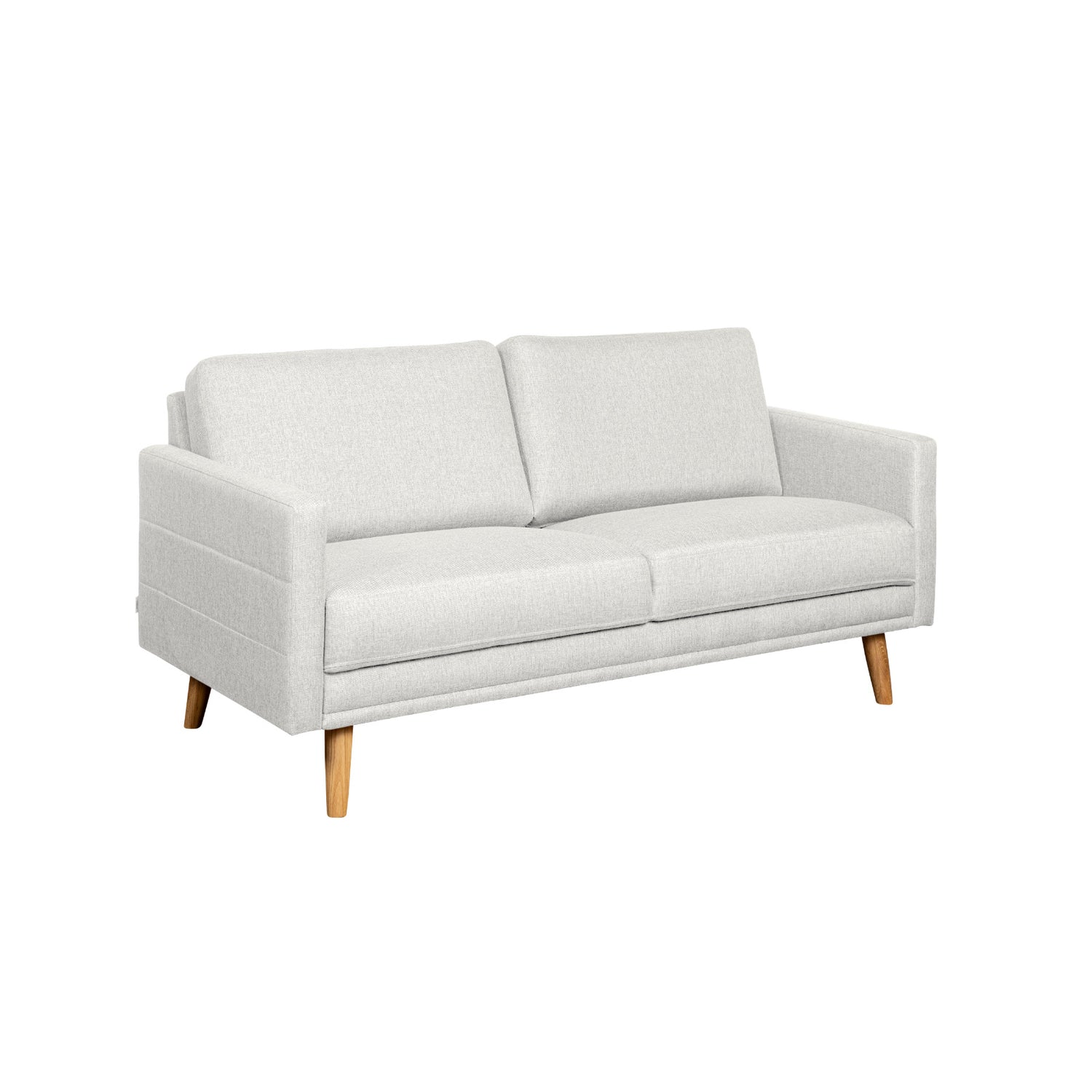 Nauvo 2-istuttava sohva vaalealla Suma 10 -kangasverhoilulla ja luonnonvärisillä puujaloilla. Sohvan käsinojien sivuilla on raitaompeleet.