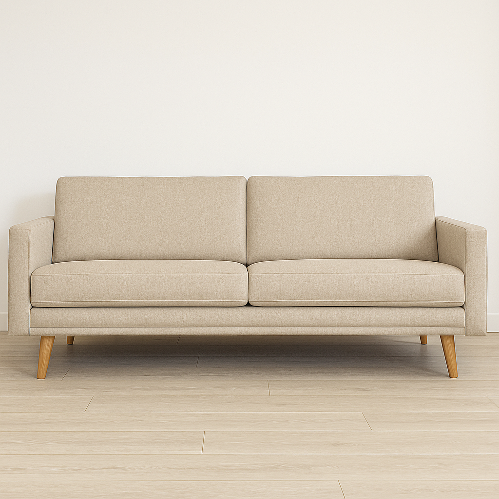 Nauvo-sohva beigellä Suma 16 -kangasverhoilulla ja luonnonvärisillä puujaloilla. Sohvan käsinojien sivuilla on raitaompeleet. Stailattu visualisointi.