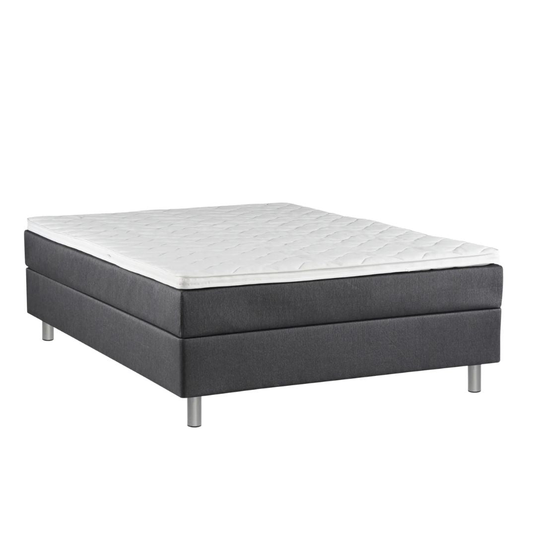 Aalto-jenkkisänkypakettiin sisältyvät profiloitu sijauspatja ja metallijalat.