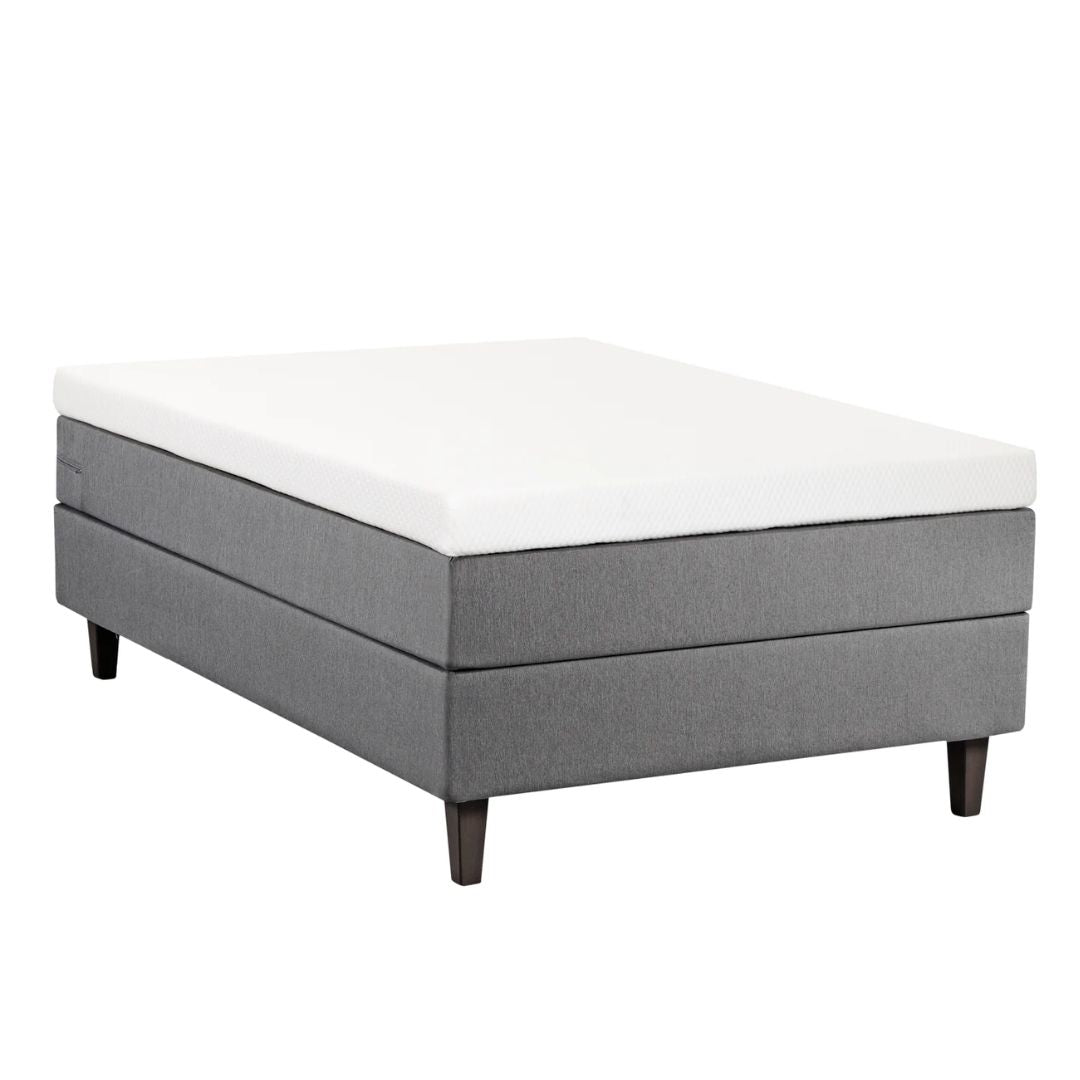 Tummanharmaa Meri Ergo -jenkkisänky 120 x 200 cm viskoelastisella Meri Ergo XL -sijauspatjalla ja wengen värisillä Royal-tammijaloilla.