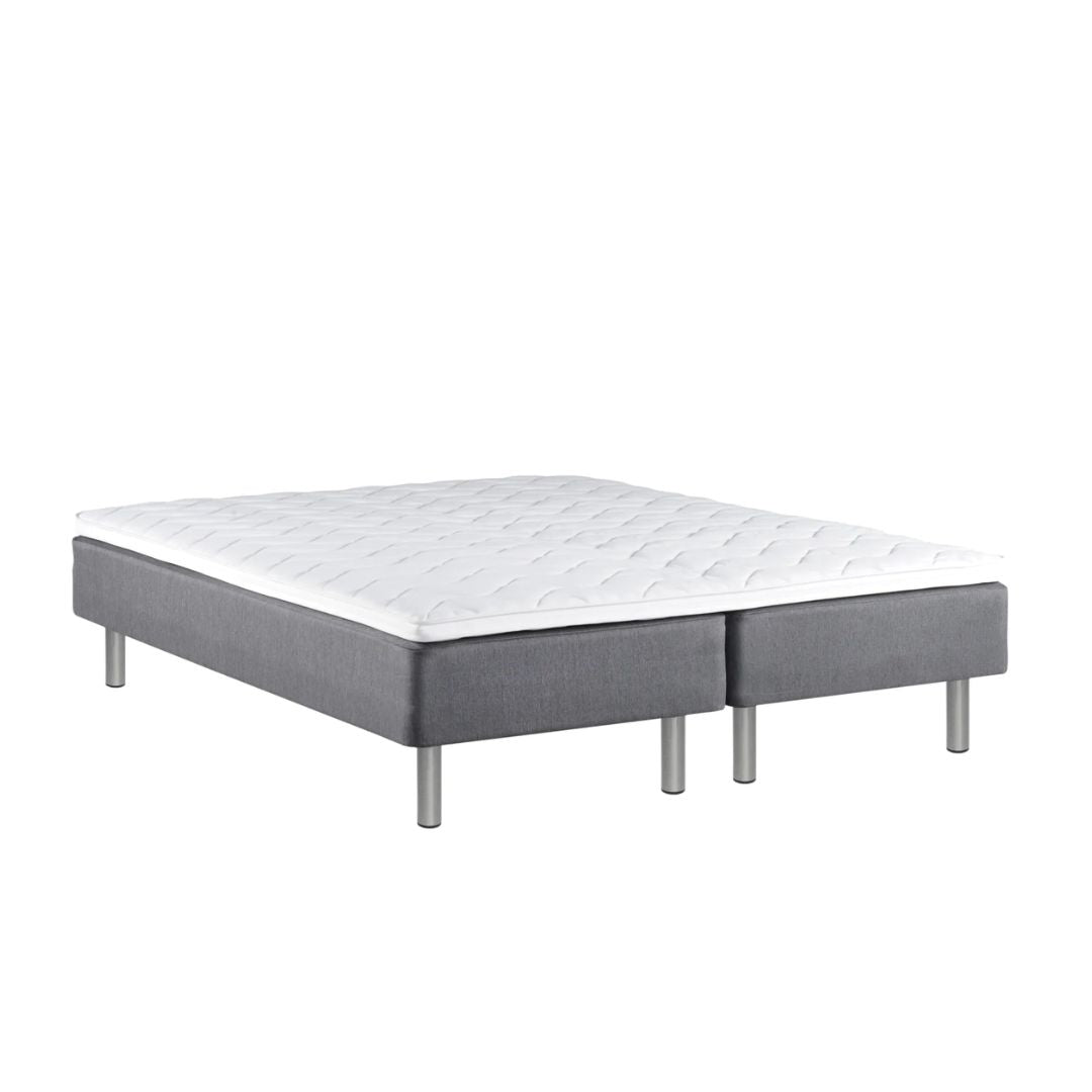 Aalto-runkopatjapakettiin sisältyvät profiloitu sijauspatja ja metallijalat.