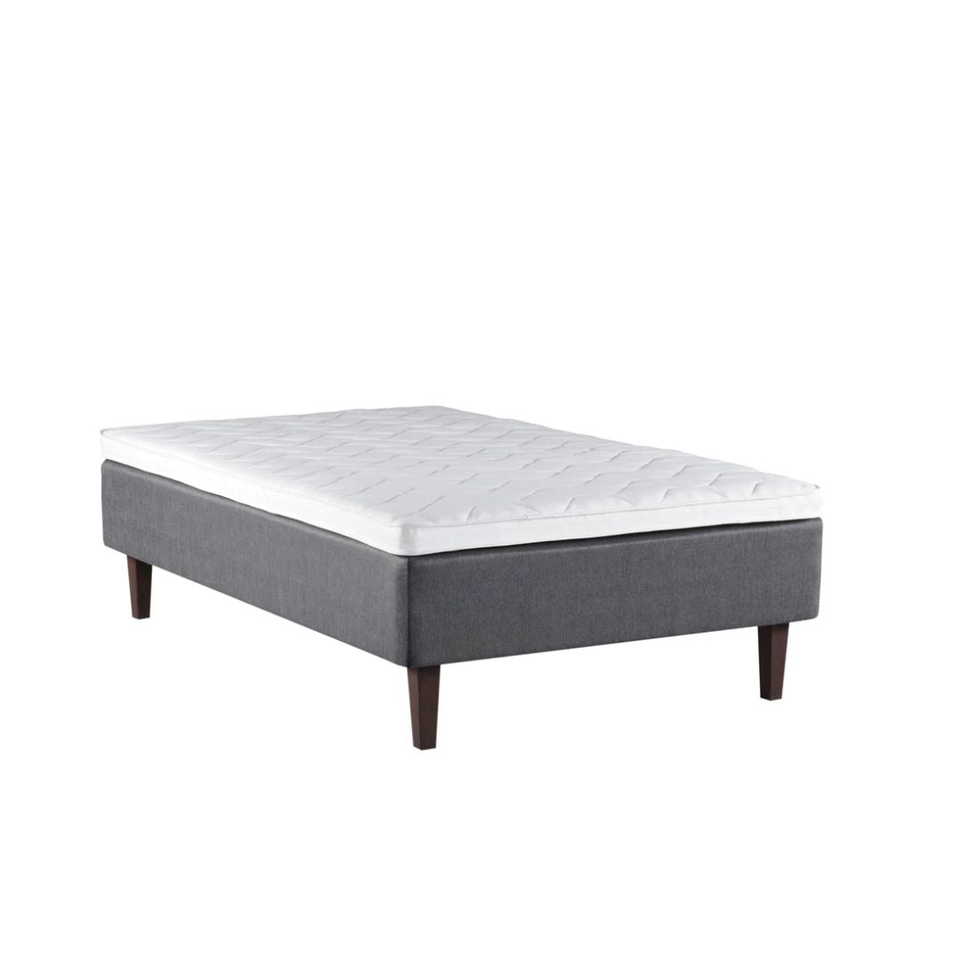 Harmaa Meri-runkopatja wengenvärisillä Royal-tammijaloilla ja profiloidulla sijauspatjalla.