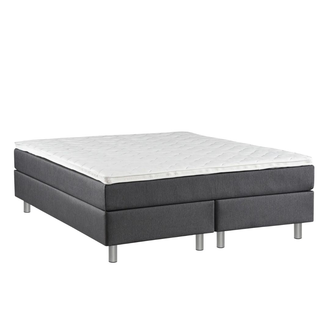 Aalto Tupla -jenkkisänkypakettiin sisältyvät profiloitu sijauspatja ja metallijalat.