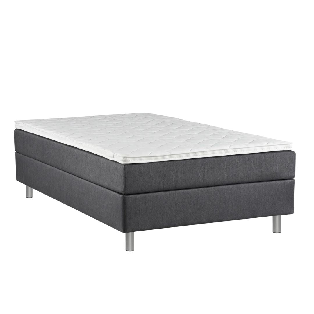 Aalto-jenkkisänkypakettiin sisältyvät profiloitu sijauspatja ja metallijalat.