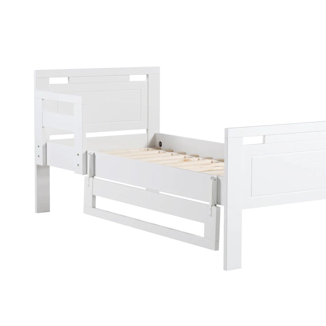 Turvalaidan saa käännettyä alas, kun sänky ei ole käytössä.