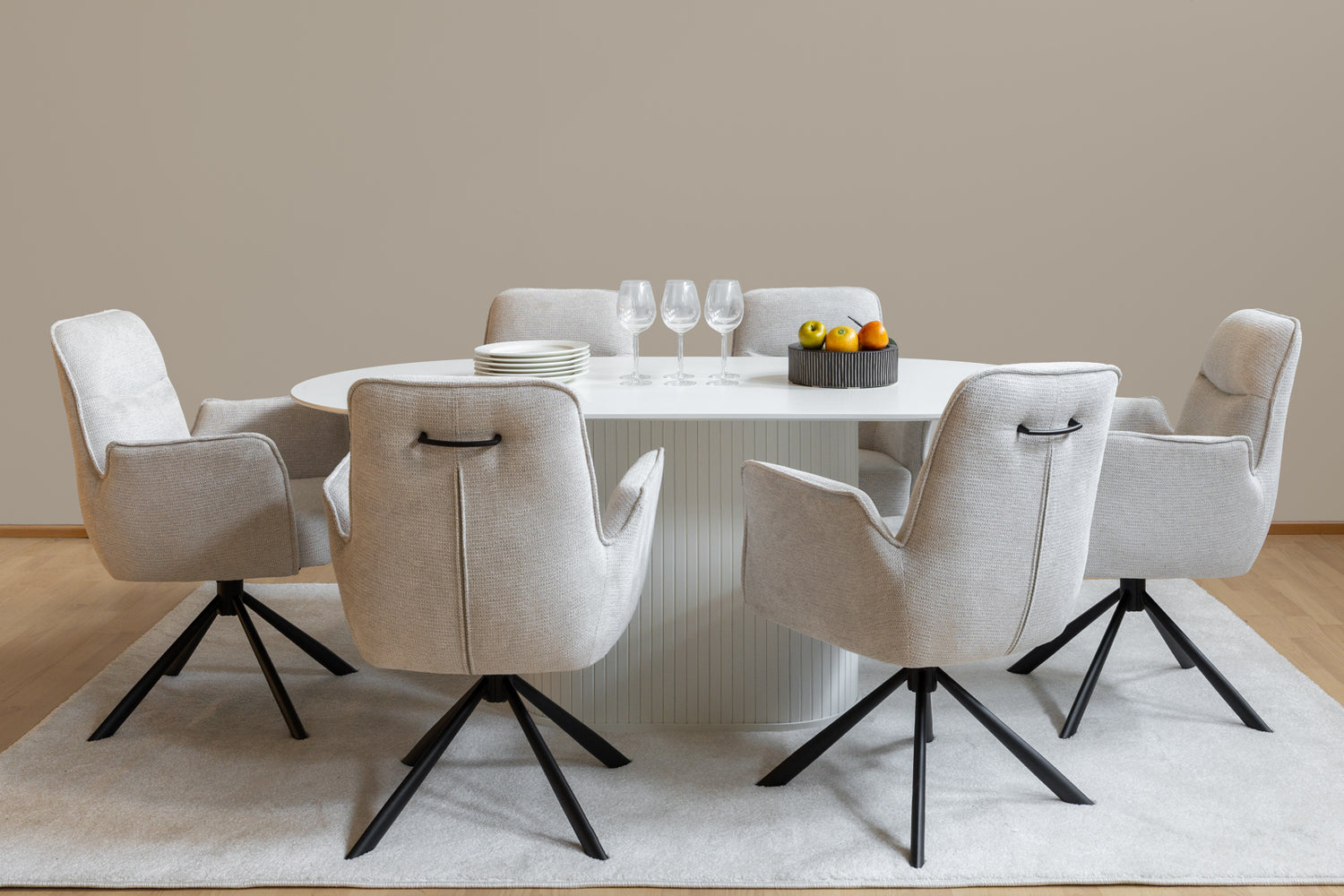 Kuvassa Holberg-tuolit valkoisen Nola-ruokapöydän tuoleina - Mattokympin valkoinen Louna-matto kokoaa ruokaryhmän kauniisti yhteen.