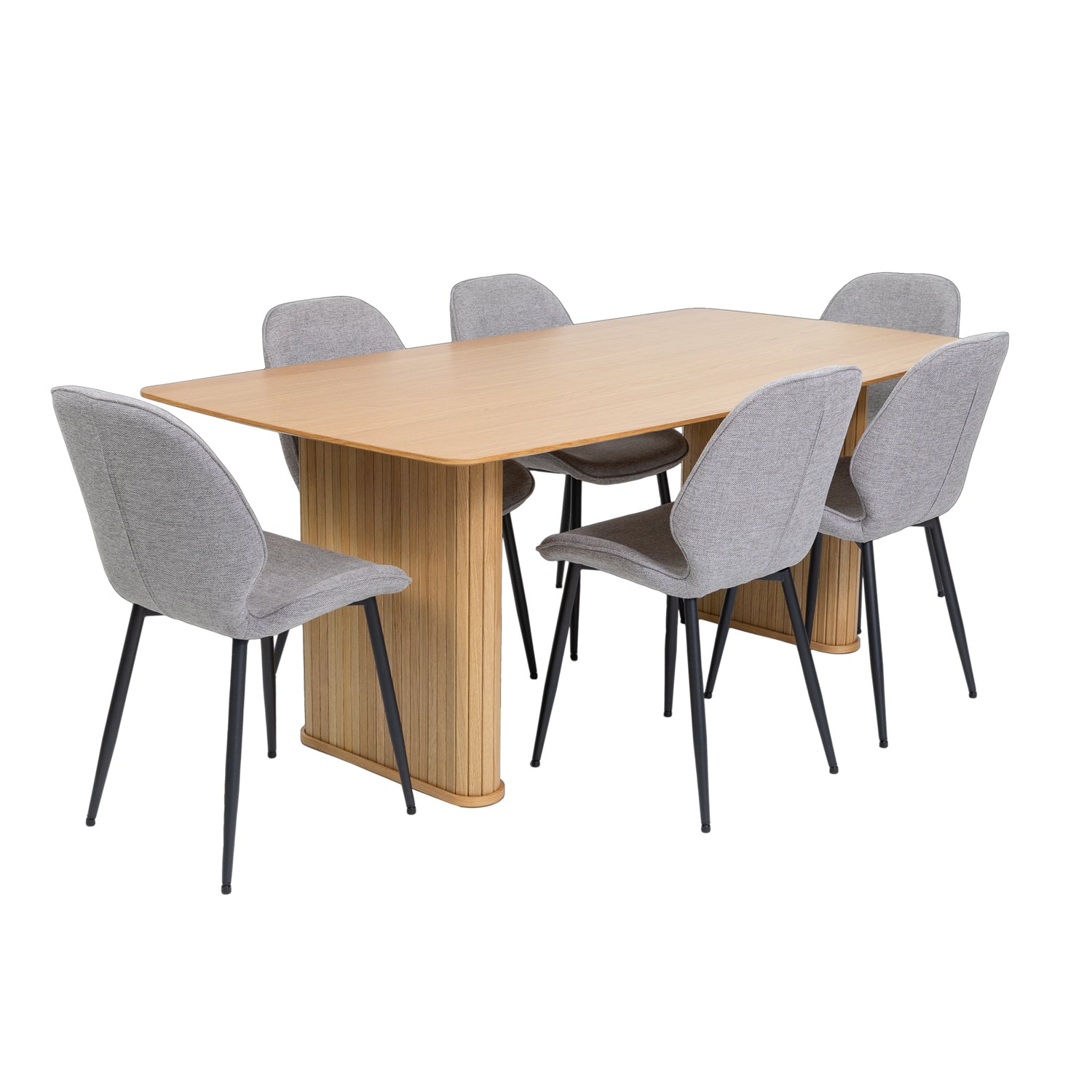 Nola-pöytä 100 x 190 cm luonnonvärinen tammi, sekä harmaat kangasverhoillut Cordova-tuolit mustilla jaloilla. Ruokapöydän kaksi jykevää jalkaa on kauniisti paneloitu.