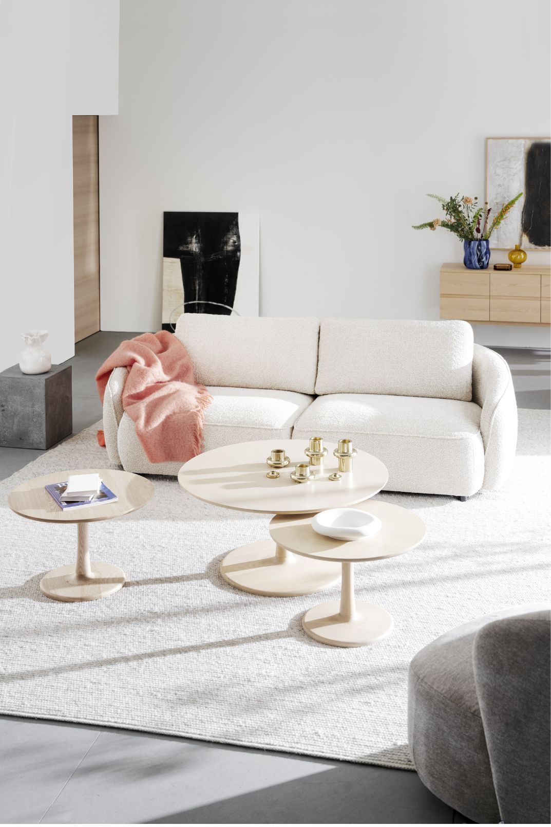 Kuvassa on Anna 2 -kankainen vaalea beige Norris-sohva yhdistettynä erikseen myytävän Hobart-sohvapöydän kanssa.