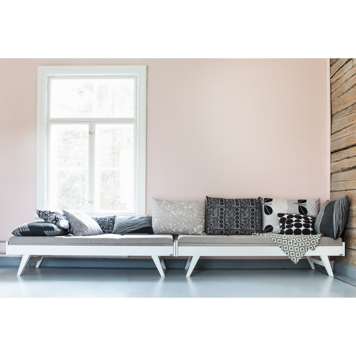 Kuvassa kaksi Divaanirakenteista Notte-puusohvaa valkoisilla rungoilla ja harmailla Levon-taittopatjasarjoilla. Patjasarjat myydään erikseen.