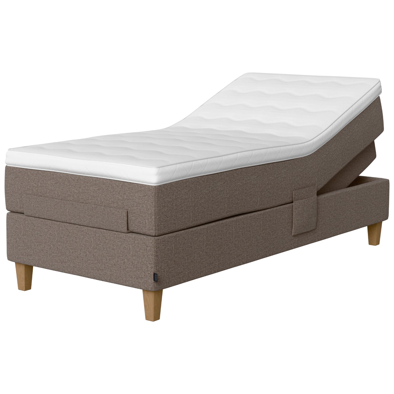 Jensen Onyx -säätösängyn harmaanruskea Mole 272 verhoiluväri ja nelikulmaiset 23 cm korkeat luonnonväriset tammijalat. Yhtenäinen TempSmart -sijauspatja ja jalat sisältyvät hintaan.