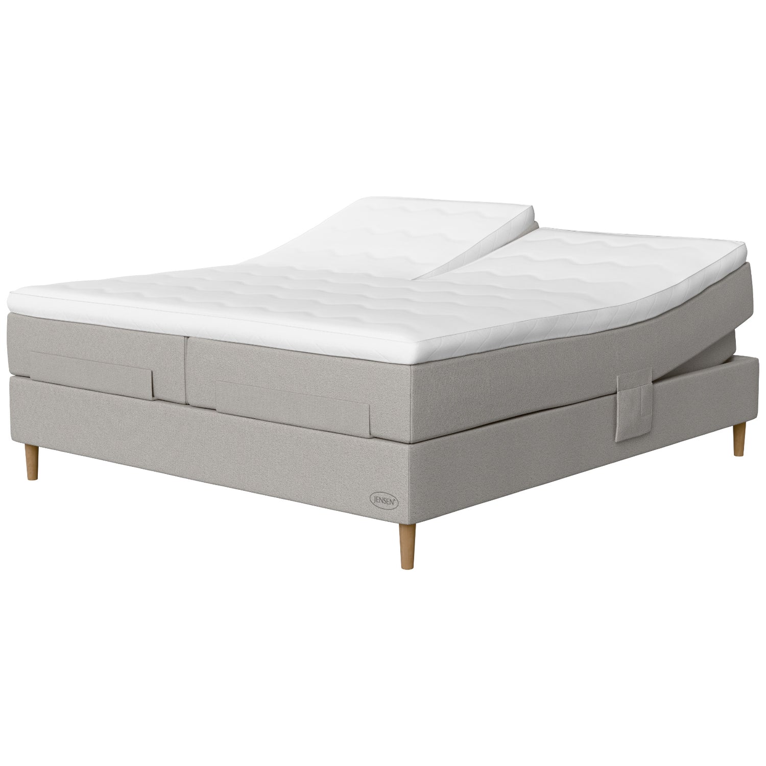 Jensen Opal -säätösänkyjen vaaleanharmaa Light Grey 186 -verhoilu ja luonnonväriset 14 cm korkeat Conic-tammijalat. Yhtenäinen Seamless-verhoilu (4-jalalla) ja yläosaltaan halkaistu Split -sijauspatja sekä jalat sisältyvät hintaan.