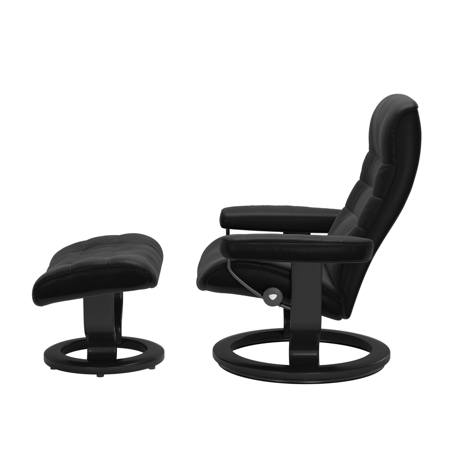 Stressless Opal M -lepotuoli ja rahi mustana: Black 19 Batick-nahkaverhoilulla ja musta petsatulla -Classic-puujalustalla.