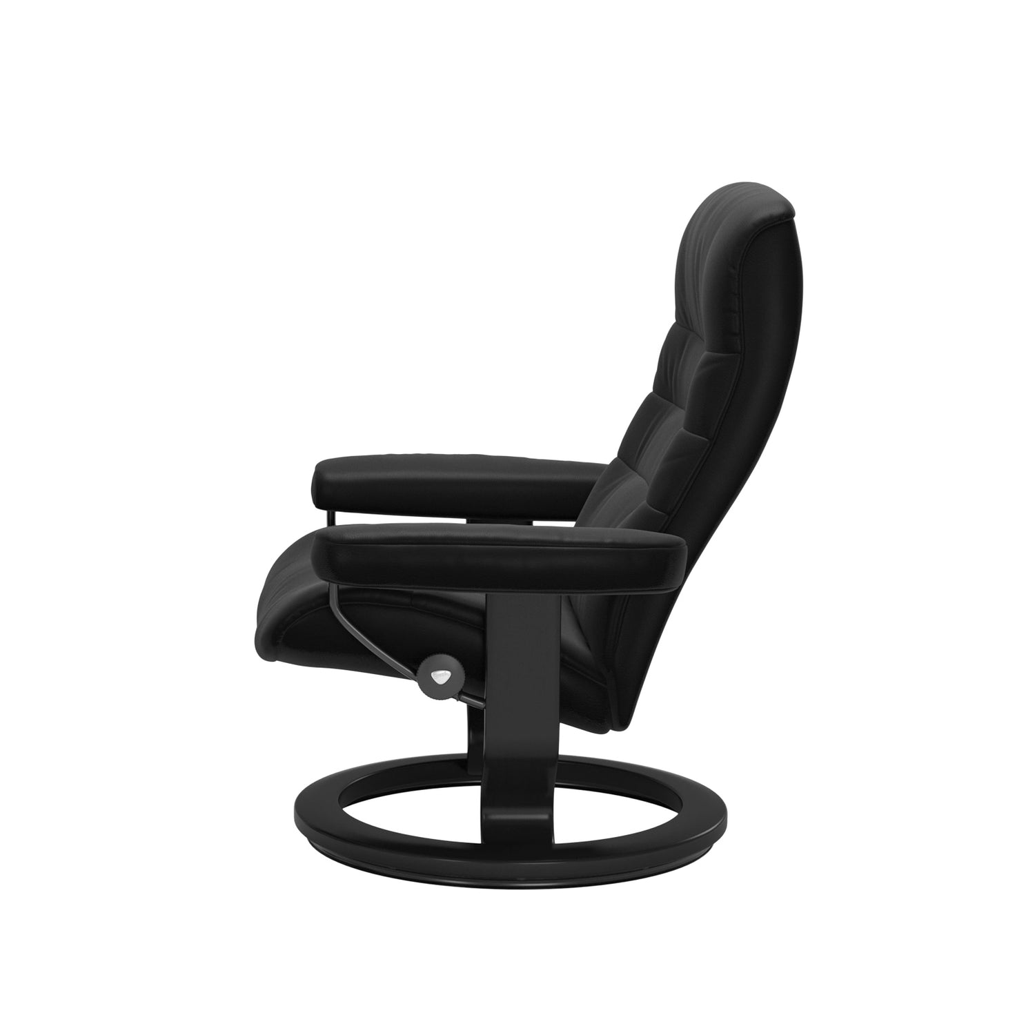 Stressless Opal M -lepotuoli mustana: Black 19 Batick-nahkaverhoilulla ja musta petsatulla -Classic-puujalustalla.