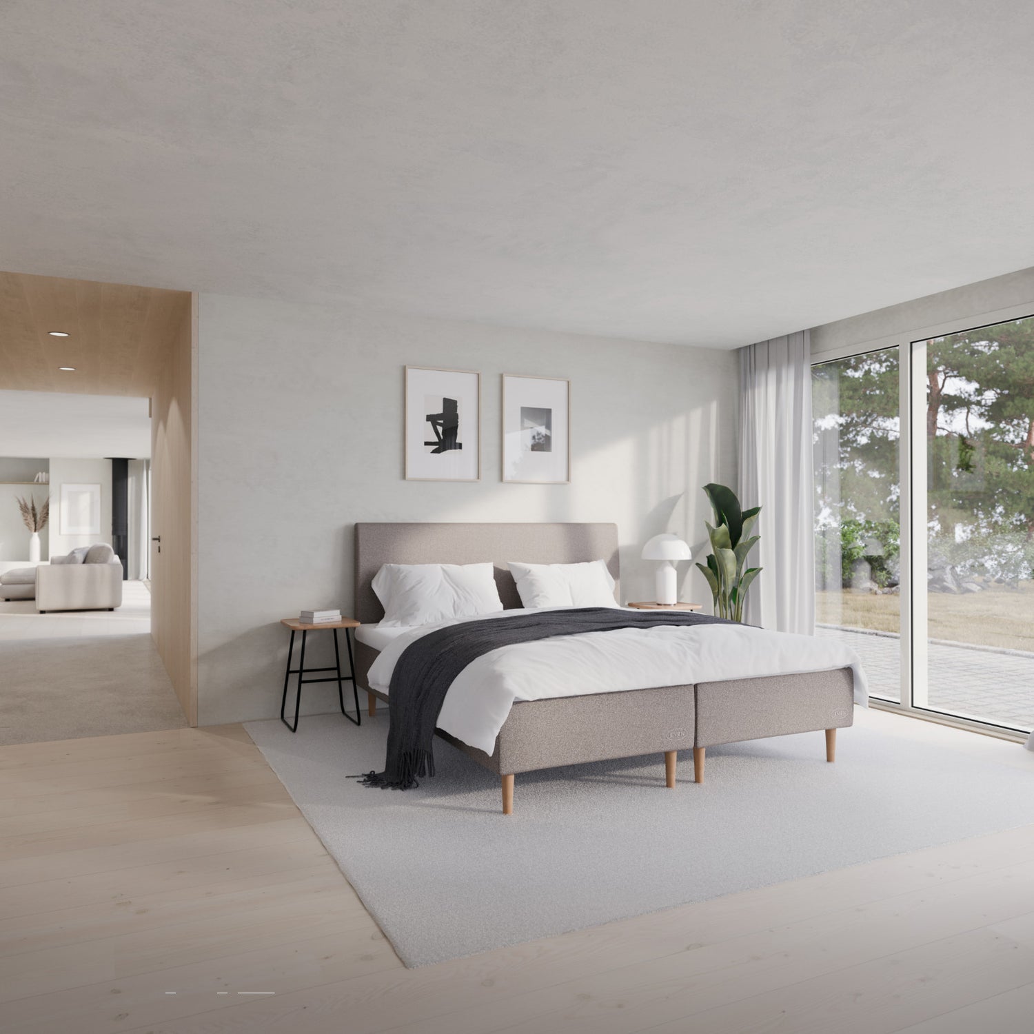 Kuvassa on yhdistetty kaksi Jensen Opal -runkopatjasänkyä harmaanruskealla Grey Brown 188 -verhoilulla ja luonnonvärisillä 18 cm korkeilla Conic-tammijaloilla. Jensen Lyra -sängynpääty ja Add On-yöpöydät myydään erikseen.