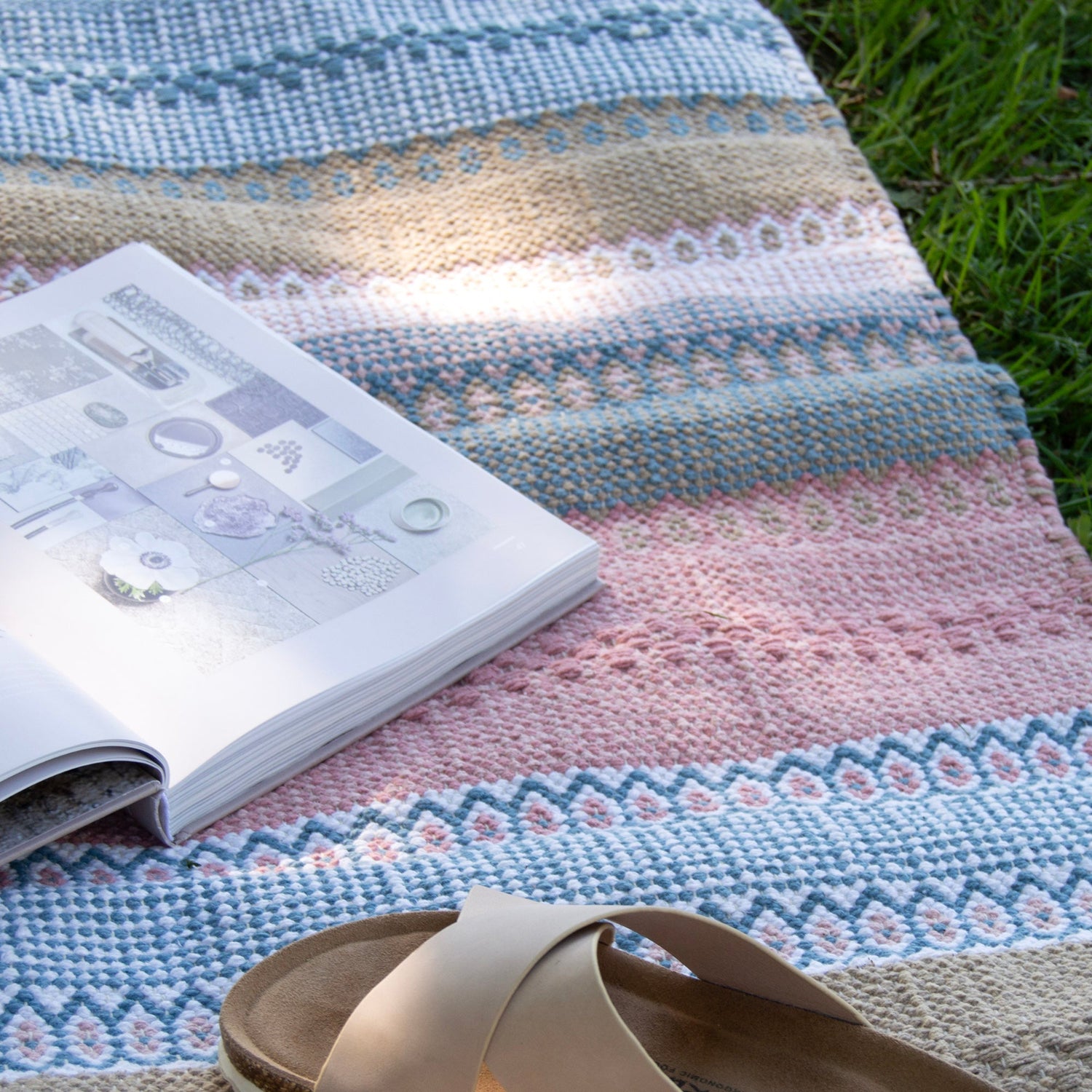 Kuvassa on Polkka-puuvillamaton monivärinen sinisen sävyinen sininen-roosa väri.