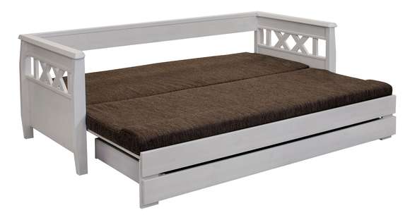 Kuvassa on valkoinen Reimari-laverisohva levitettynä taittopatjan kanssa, joka myydään erikseen.