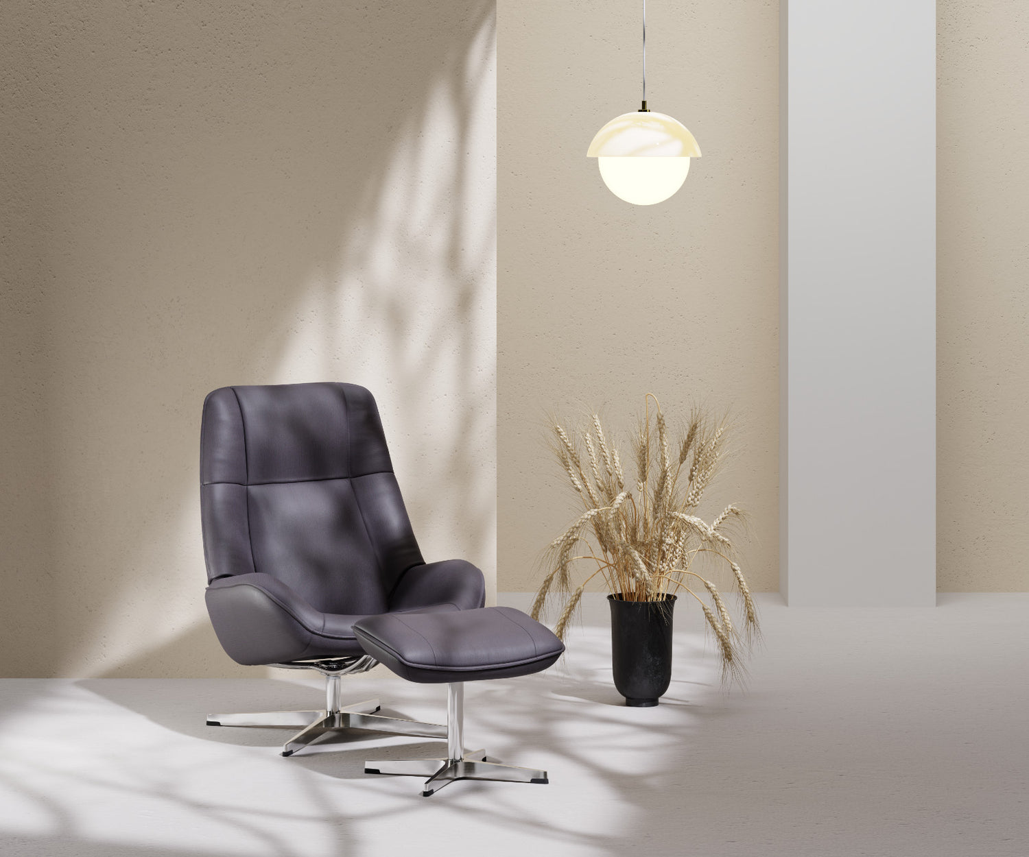 Kuvassa on yhdistelmäsetti Kebe Roma -nojatuolista Balder-nahkaverhoilulla ja krominvärisellä Vision-ristikkojalalla, sekä samanvärinen rahi. Tv-tuoli on räätälöitävissä Stemma-myymälöissä verhoilun ja jalkamallin osalta.