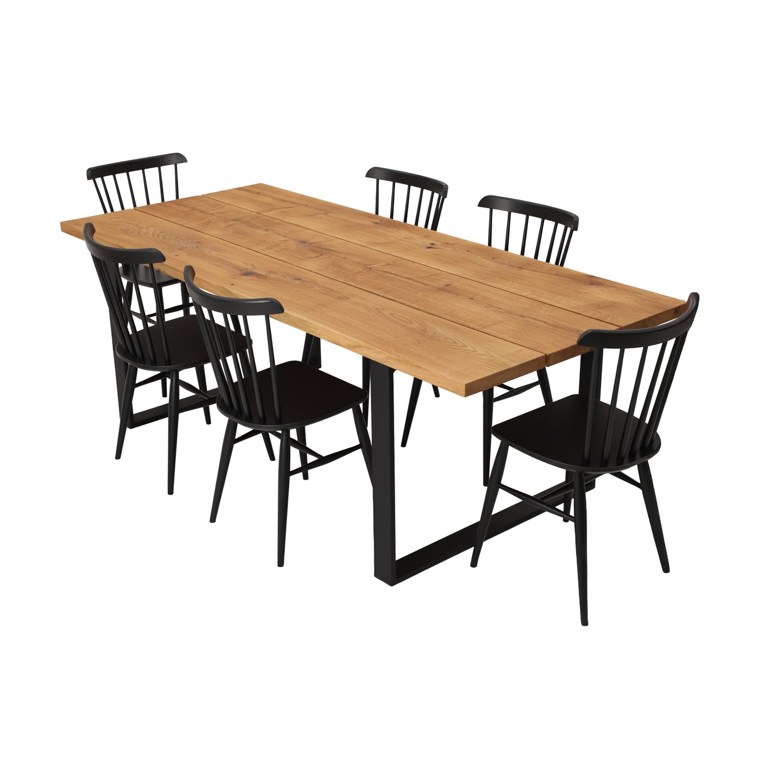 Kuvassa on Rustica-ruokapöytä luonnonvärisellä 3-lankkuisella tammikannella ja mustilla metallijaloilla, sekä mustat Anni-pinnatuolit. Lankkupöydän rustiikkinen kansi on aina yksilöllinen ja lankkujen välissä on raot.