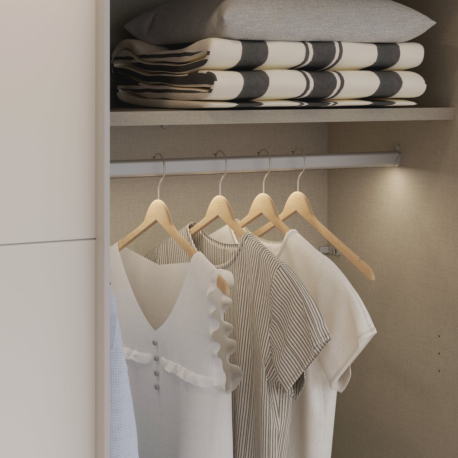 Kuvassa on mattavalkoinen Kira-liukuovikomero, toinen liukuovi avoinna. Kaapin sisus on väriltään harmaata kangasjäljitelmää.