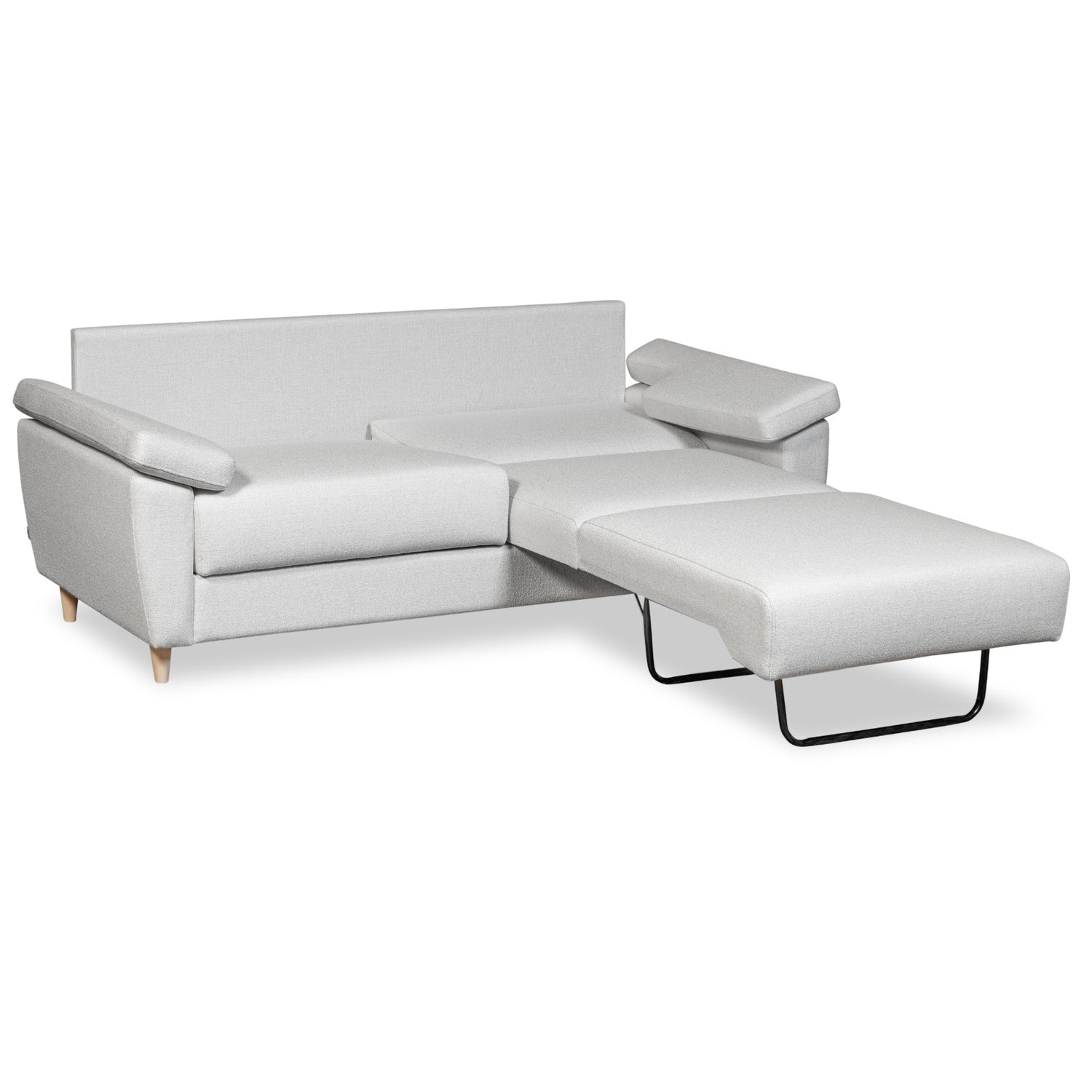 Salla-vuodesohva vaalealla Minco 2-kangasverhoilulla ja luonnonvärisillä puujaloilla. Vuodemekanismi on avattavissa yhdelle tai kahdelle nukkujalle.