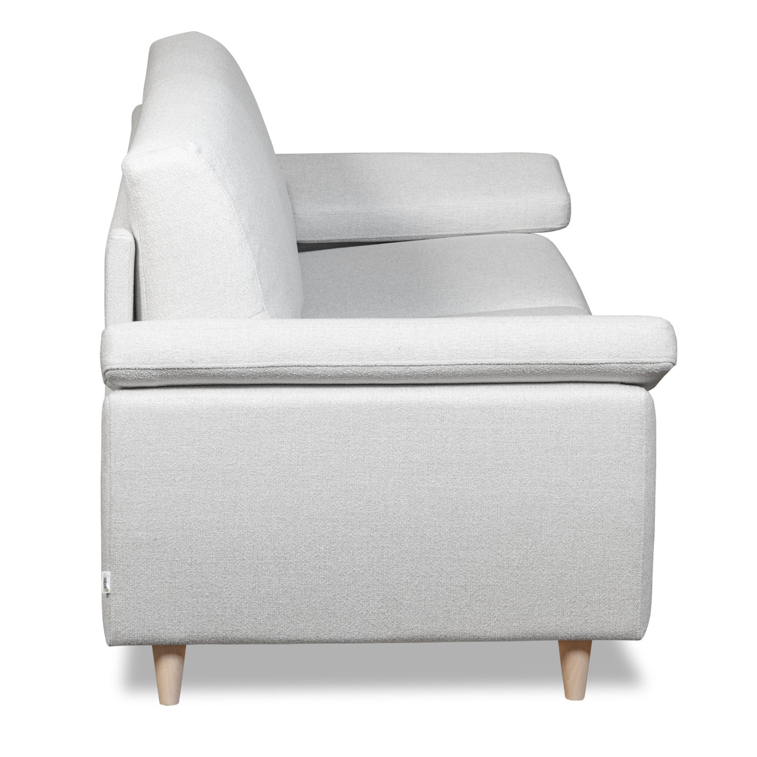 Salla-vuodesohva vaalealla Minco 2-kangasverhoilulla ja luonnonvärisillä puujaloilla.