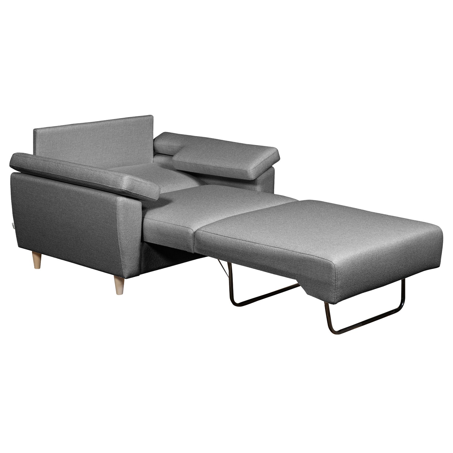 Salla-vuodetuoli harmaalla Minco 16-kangasverhoilulla ja luonnonvärisillä puujaloilla. Helppokäyttöinen vuodemekanismi on nopea levittää yhdelle nukkujalle.