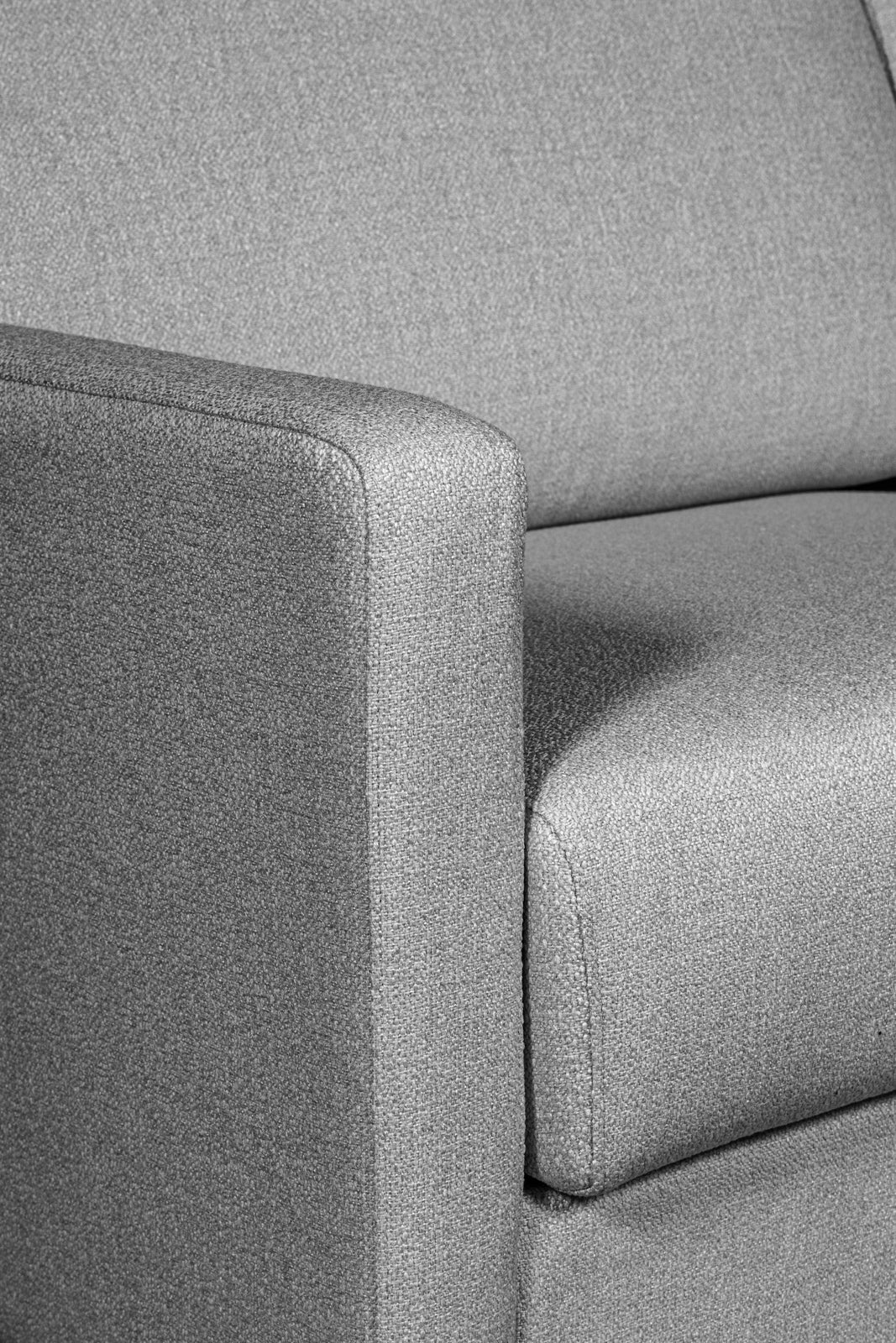 Lähikuvassa Salla-vuodesohva harmaalla Minco 16-kangasverhoilulla ja luonnonvärisillä puujaloilla.