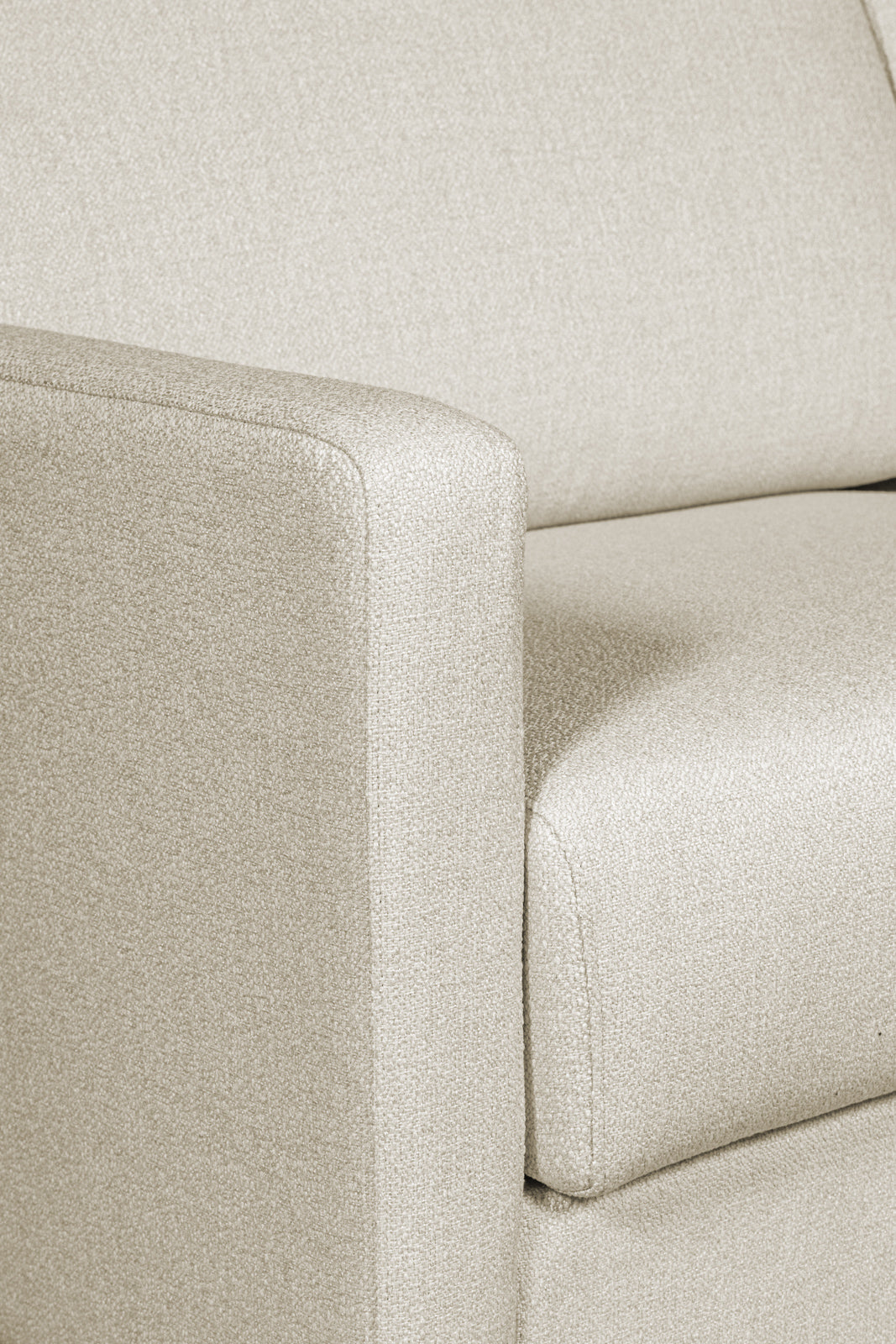 Lähikuvassa Salla-vuodesohva beigellä Minco 30-kangasverhoilulla ja luonnonvärisillä puujaloilla.