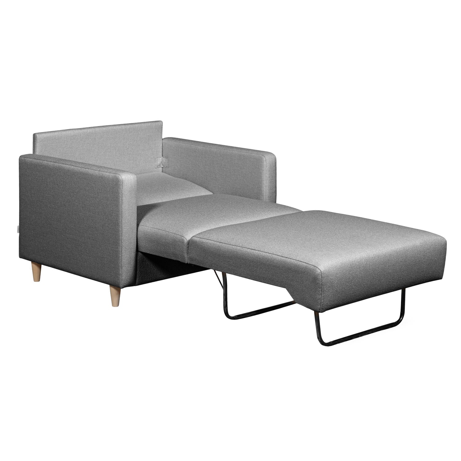 Salla-vuodetuoli harmaalla Minco 16-kangasverhoilulla ja luonnonvärisillä puujaloilla. Helppokäyttöinen vuodemekanismi on nopea aukaista yhdelle nukkujalle.