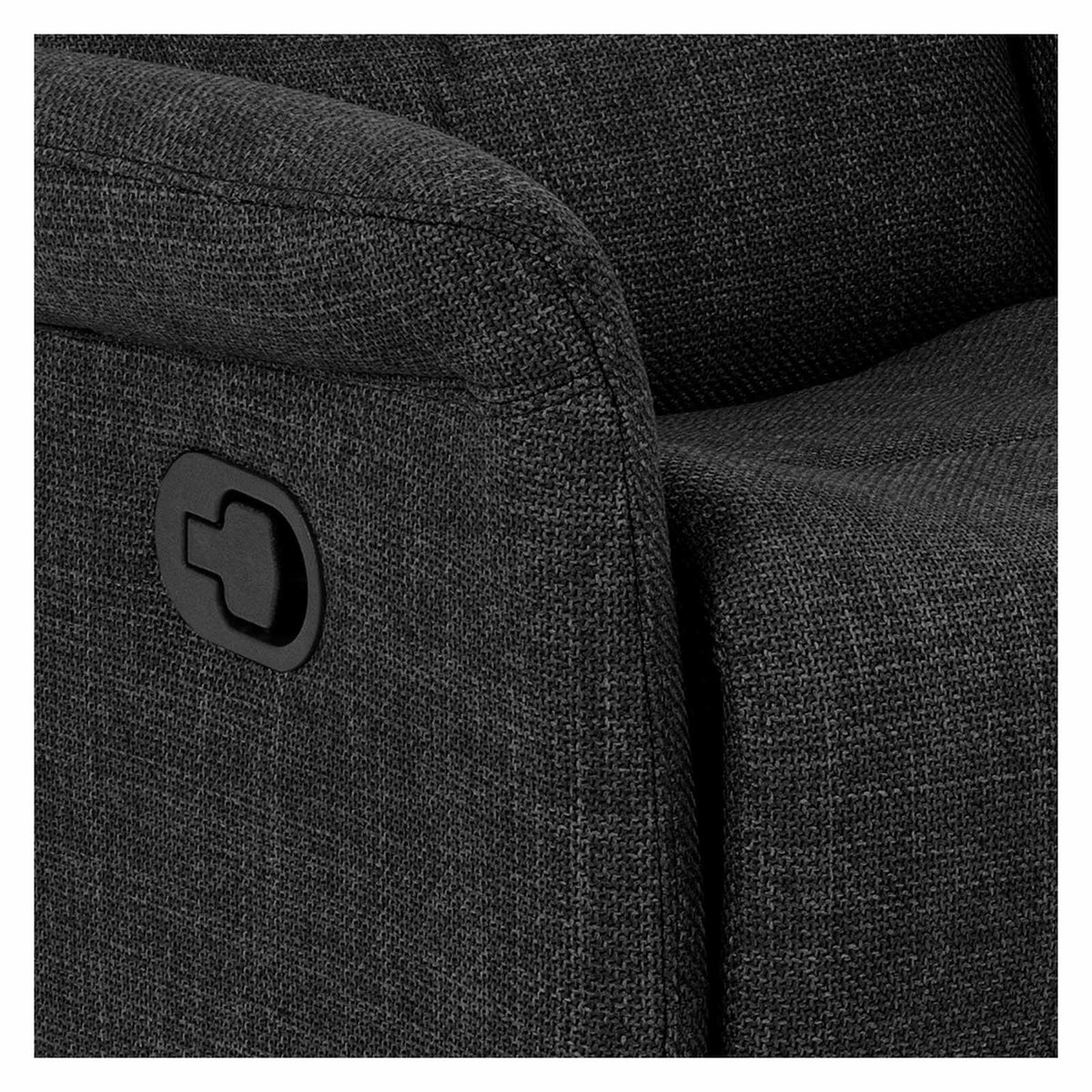 Lähikuvassa Sanderson recliner-nojatuoli, tummanharmaalla kangasverhoilulla ja manuaalisella mekanismin avauskahvalla.