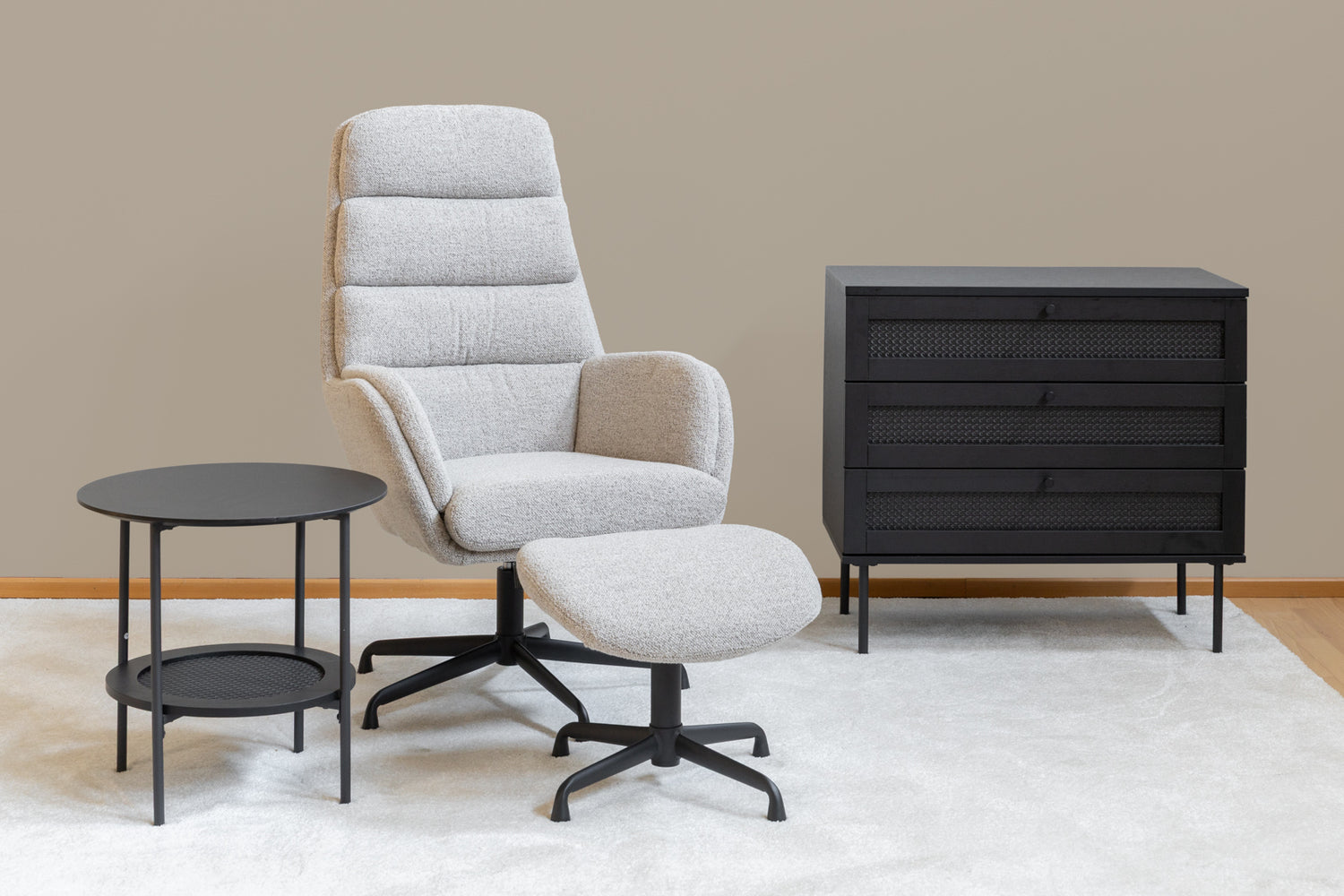 Kuvassa on Sifton tv-tuoli mustien Pensacola-lipaston ja Ø 50 cm sivupöydän kanssa kuvattuna. Mattokympin valkoinen Louna-matto kokoaa oleskelutilan kalusteet kauniisti yhteen.