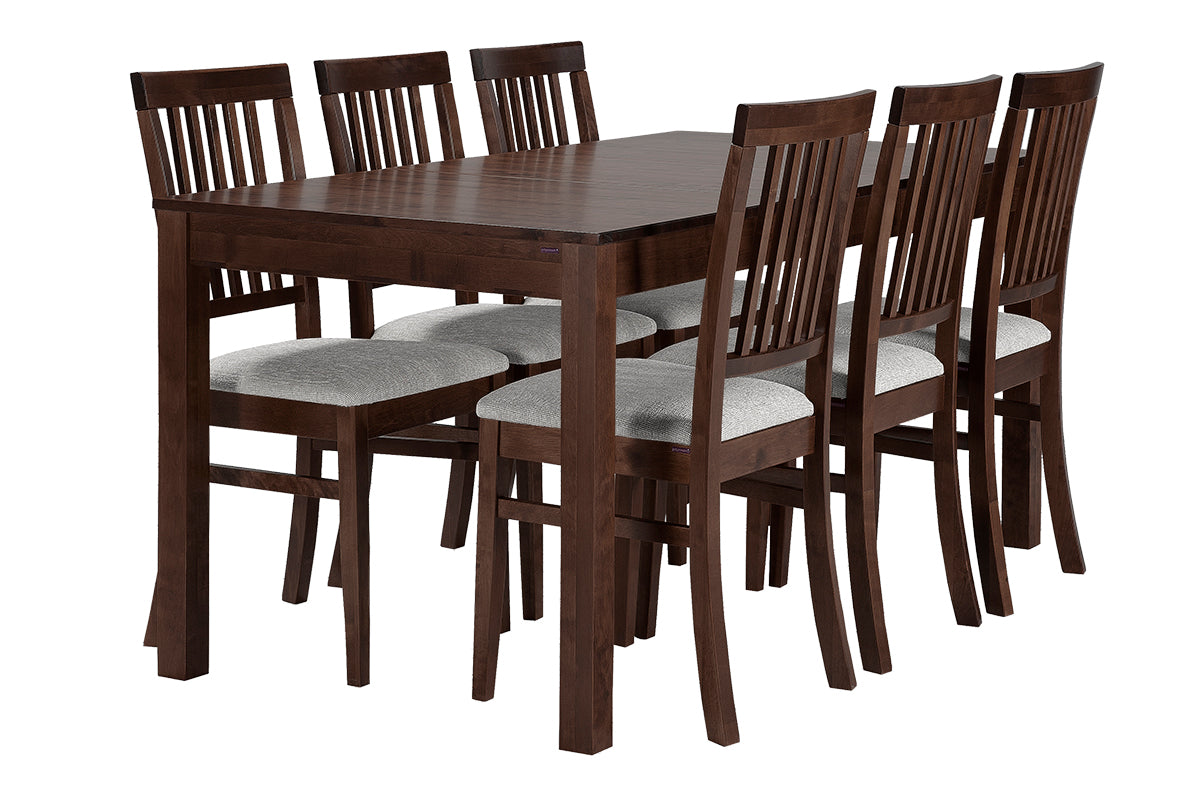 Sonja-ruokaryhmä 120 x 80 cm, joka on jatkettu keskeltä 40 cm jatkopalalla kokoon 160 x 80 cm. Pöytäryhmä on tumman pähkinän värinen ja tuolien istuinosien verhoilukankaana on vaaleanharmaa Atlantic 02.