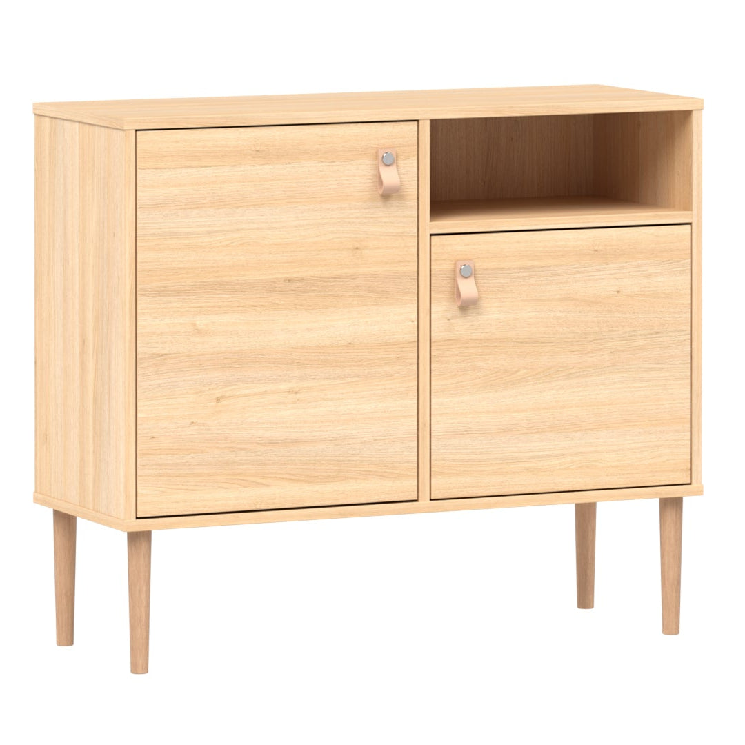 Tammenvärinen Stemma-lipastokaappi luonnonvärisillä tammijaloilla ja nahkavetimillä.