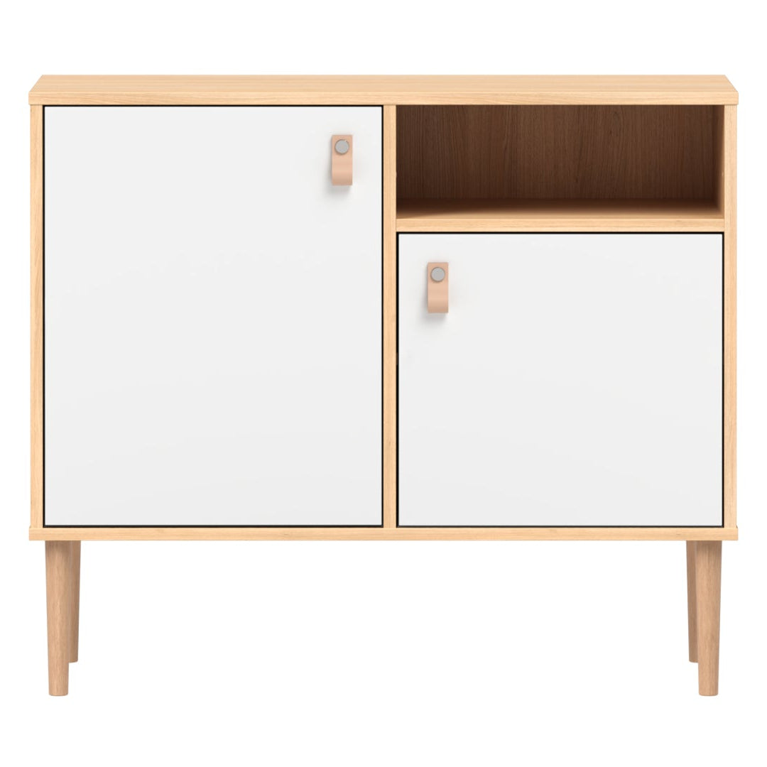 Tammi-valkoinen Stemma-lipastokaappi luonnonvärisillä tammijaloilla ja nahkavetimillä.