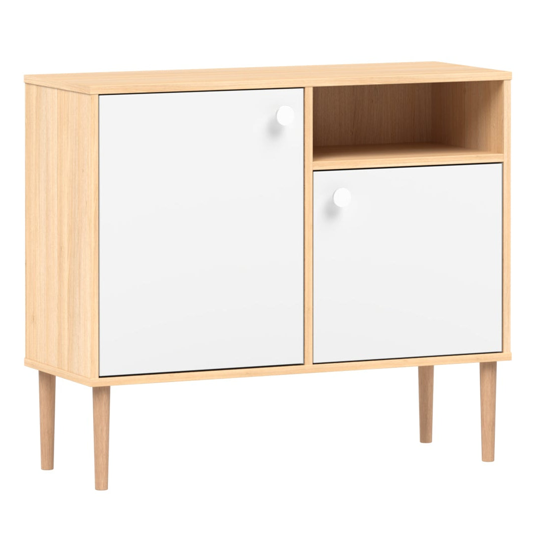 Tammi-valkoinen Stemma-lipastokaappi luonnonvärisillä tammijaloilla ja valkoisilla nuppivetimillä.