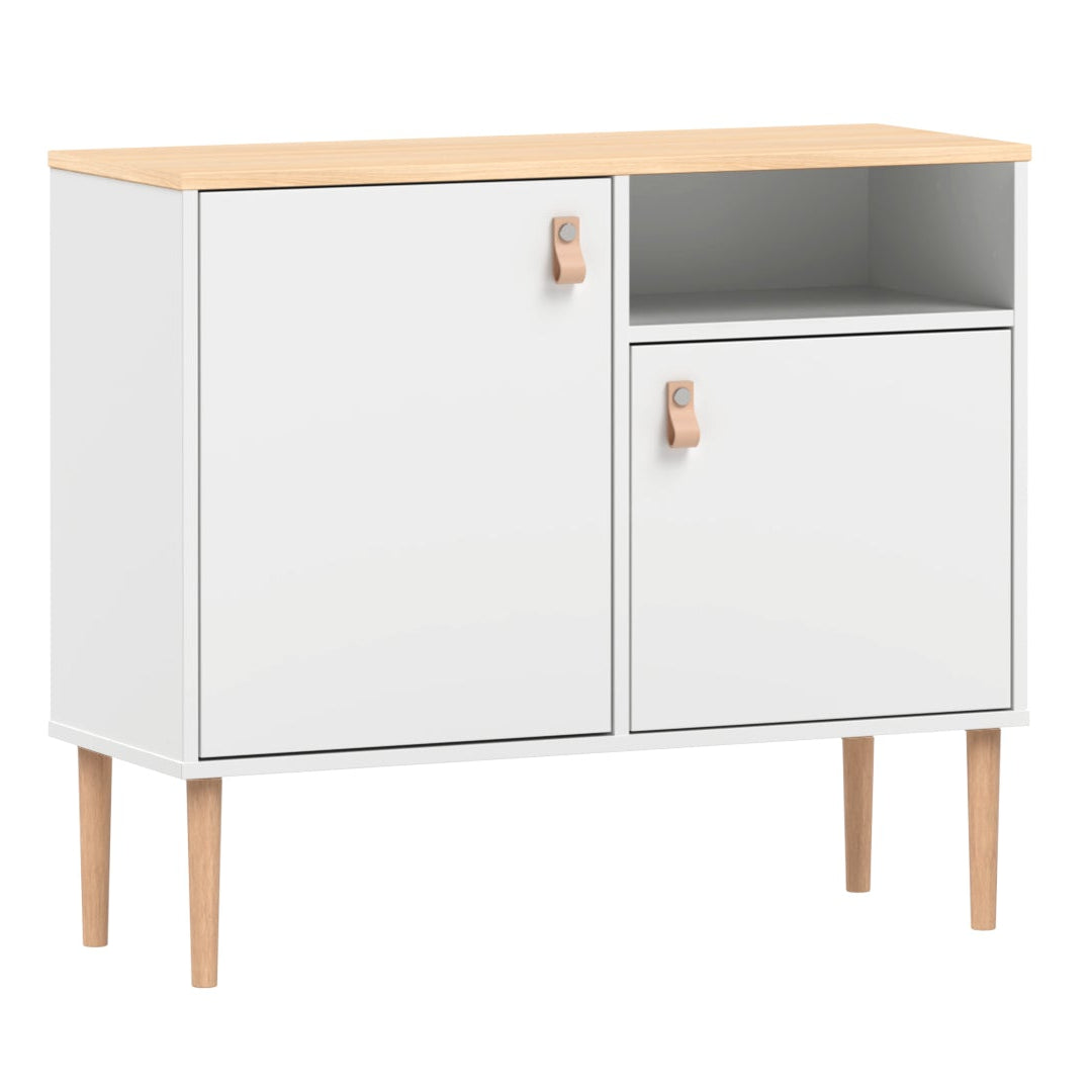 Valkoinen-luonnonvärinen Stemma-lipastokaappi lv-tammijaloilla sekä tammenvärisellä kannella. Kalusteessa on luonnonväriset nahkavetimet.