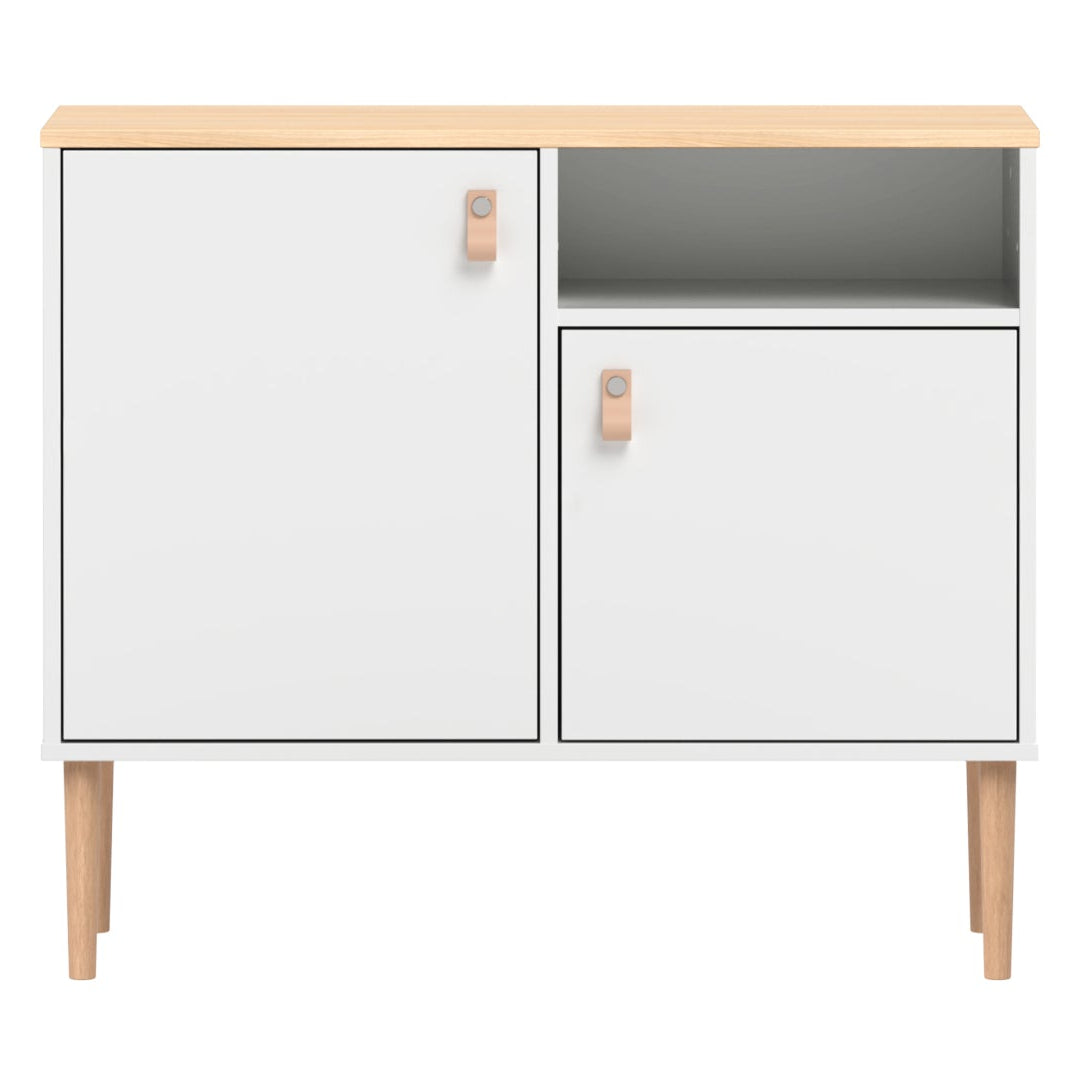 Valkoinen-luonnonvärinen Stemma-lipastokaappi lv-tammijaloilla sekä tammenvärisellä kannella. Kalusteessa on luonnonväriset nahkavetimet.