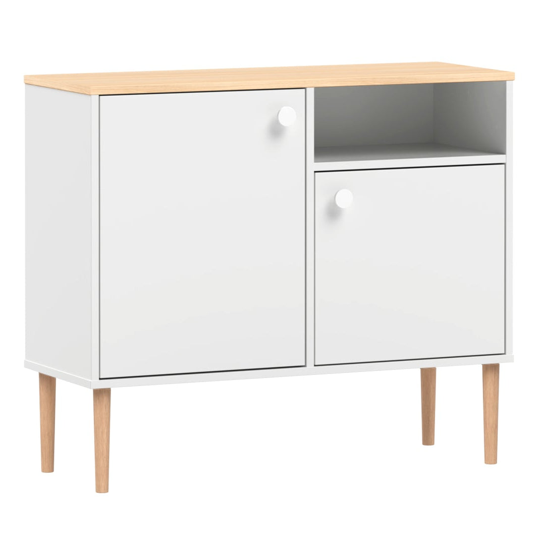 Valkoinen-luonnonvärinen Stemma-lipastokaappi lv-tammijaloilla sekä tammenvärisellä kannella. Kalusteessa on valkoiset nuppivetimet.