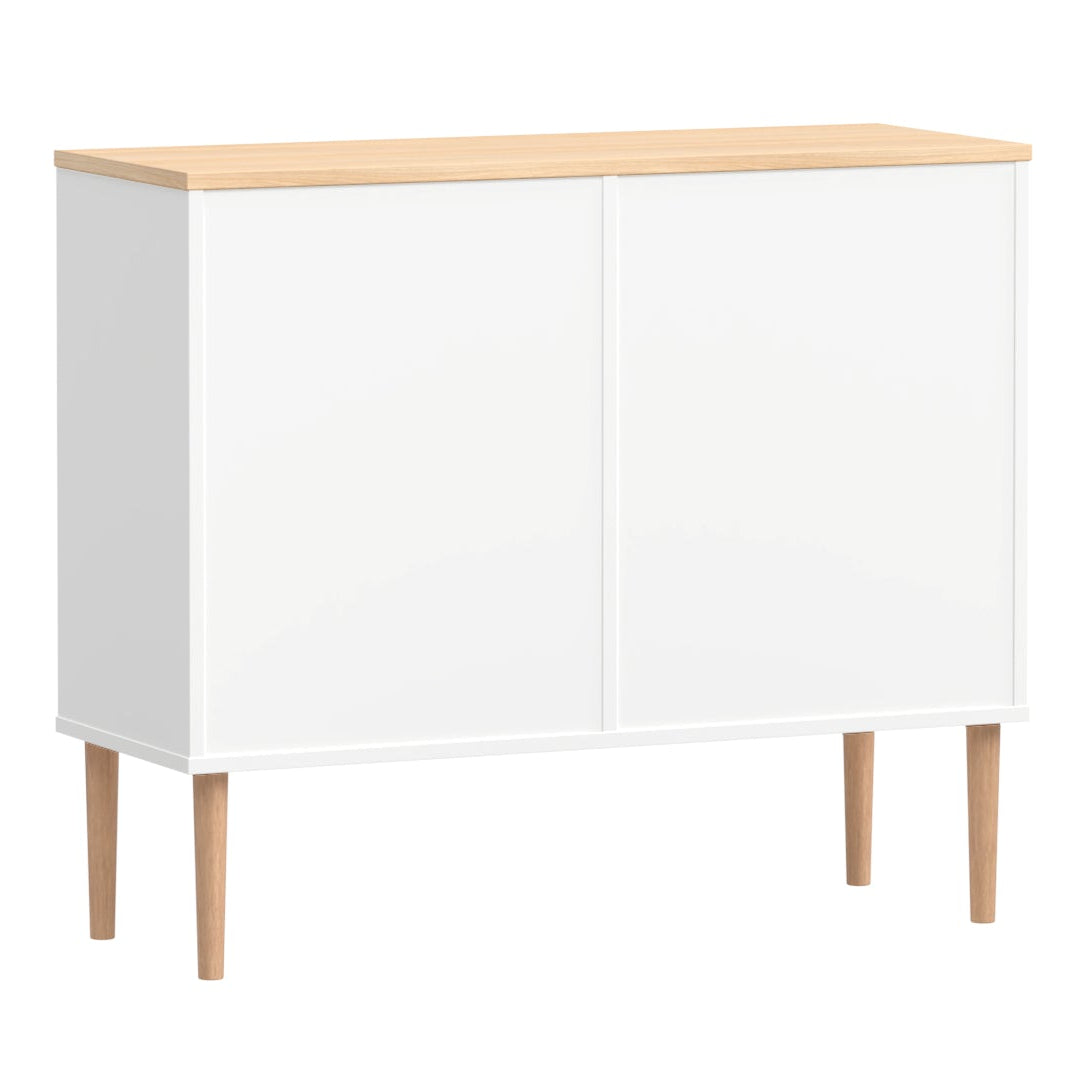 Valkoinen-luonnonvärinen Stemma-lipastokaappi lv-tammijaloilla sekä tammenvärisellä kannella. Kauttaaltaan siisti säilytyskaluste sopii hyvin myös keskilattiakalusteeksi.