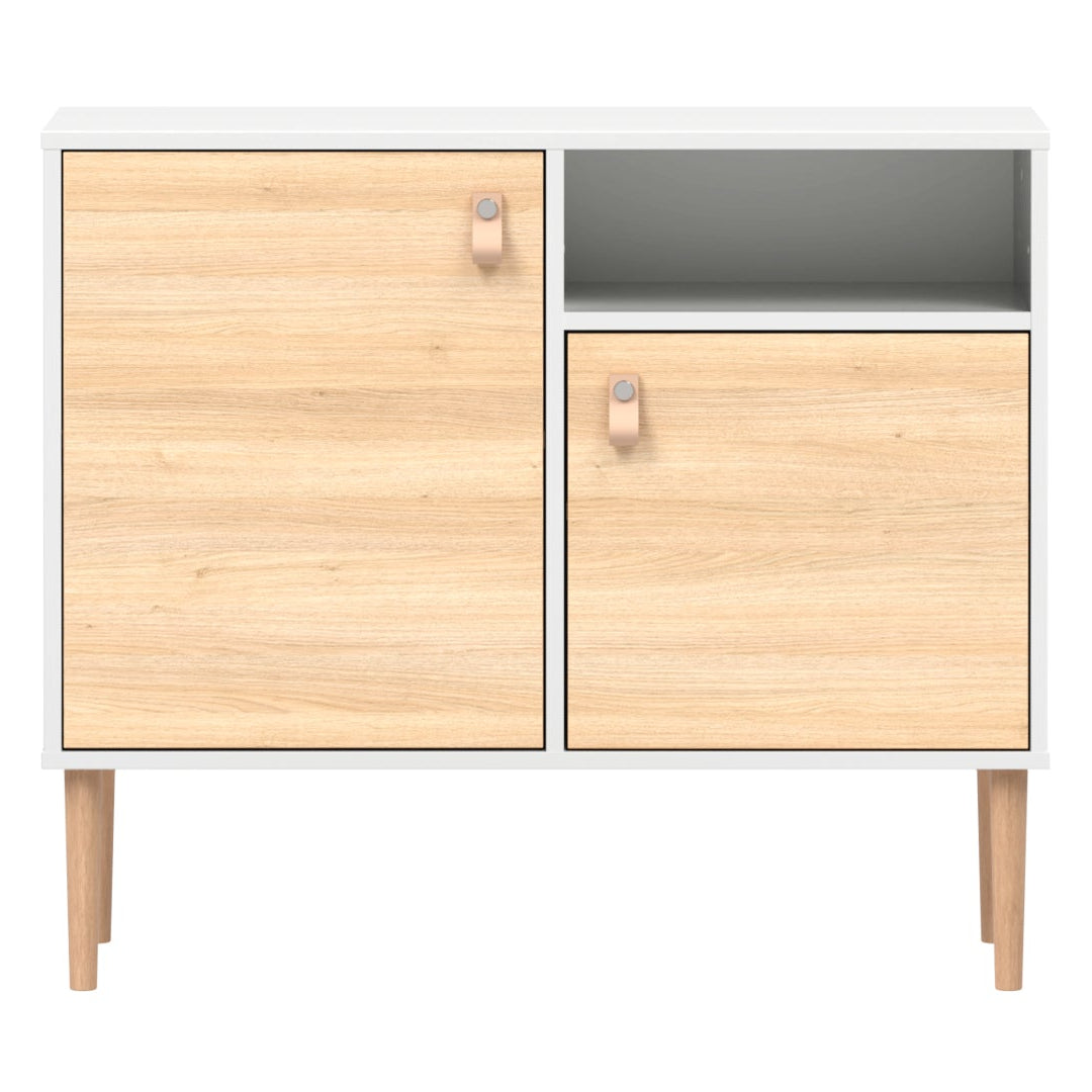 Valkoinen-tammi Stemma-lipastokaappi luonnonvärisillä tammijaloilla ja nahkavetimillä.