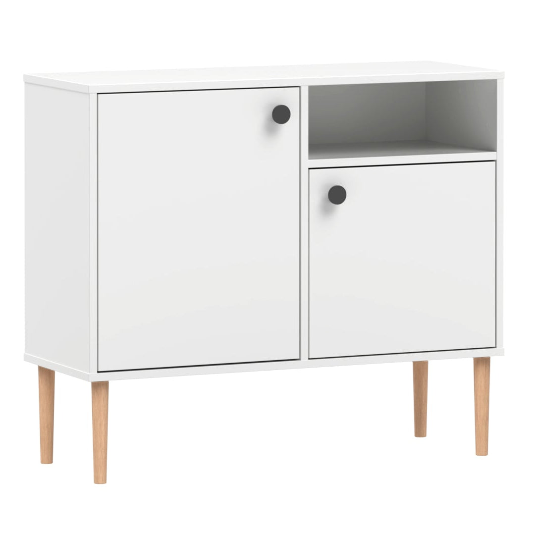 Kokovalkoinen Stemma-lipastokaappi lv-tammijaloilla ja mustilla nuppivetimillä.