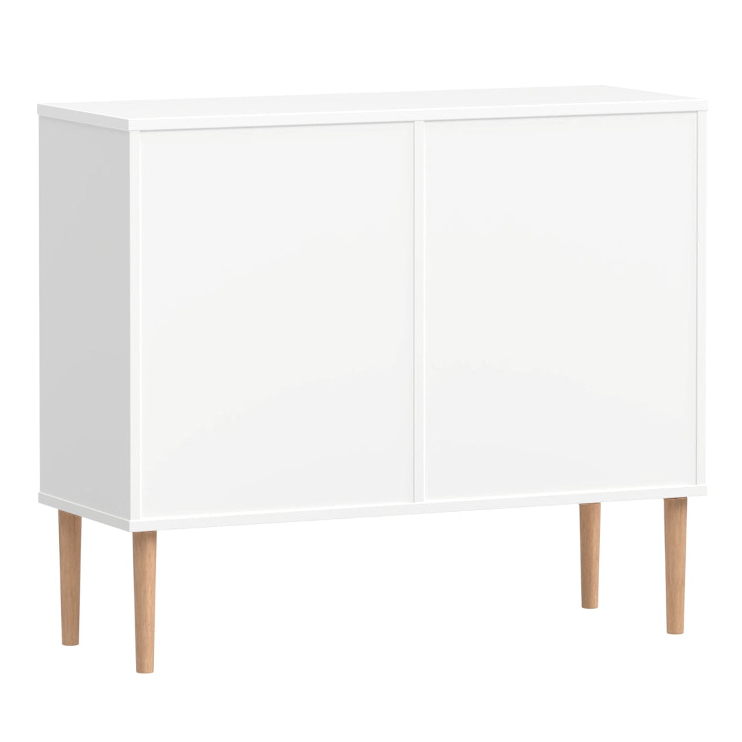 Valkoinen-tammi Stemma-lipastokaappi on taustaltaan/rungoltaan valkoinen, luonnonvärisillä tammijaloilla. Kauttaaltaan siisti säilytyskaluste sopii hyvin keskilattiakalusteeksi.