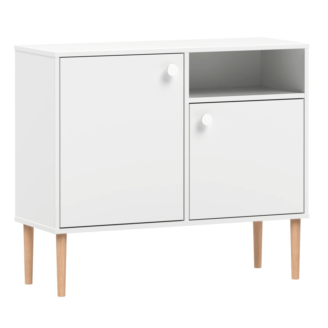 Kokovalkoinen Stemma-lipastokaappi lv-tammijaloilla ja valkoisilla nuppivetimillä.